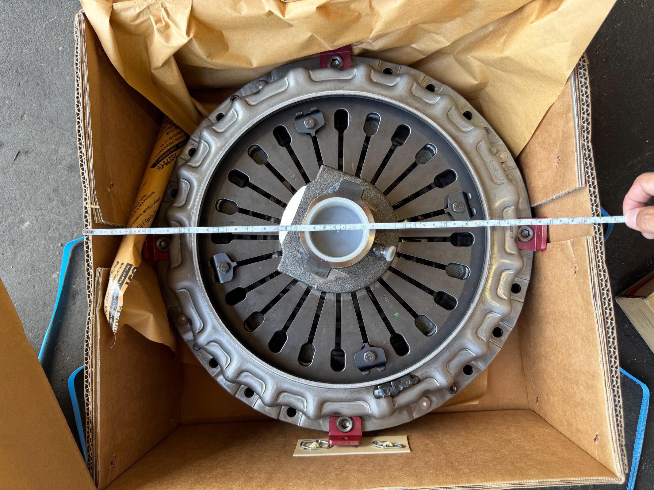 下からミッションジャッキで待ち構えます。　落下防止のチェーンもあり万が一にも転げ落ちたり外れたりしないよう安心できる作りになっています。