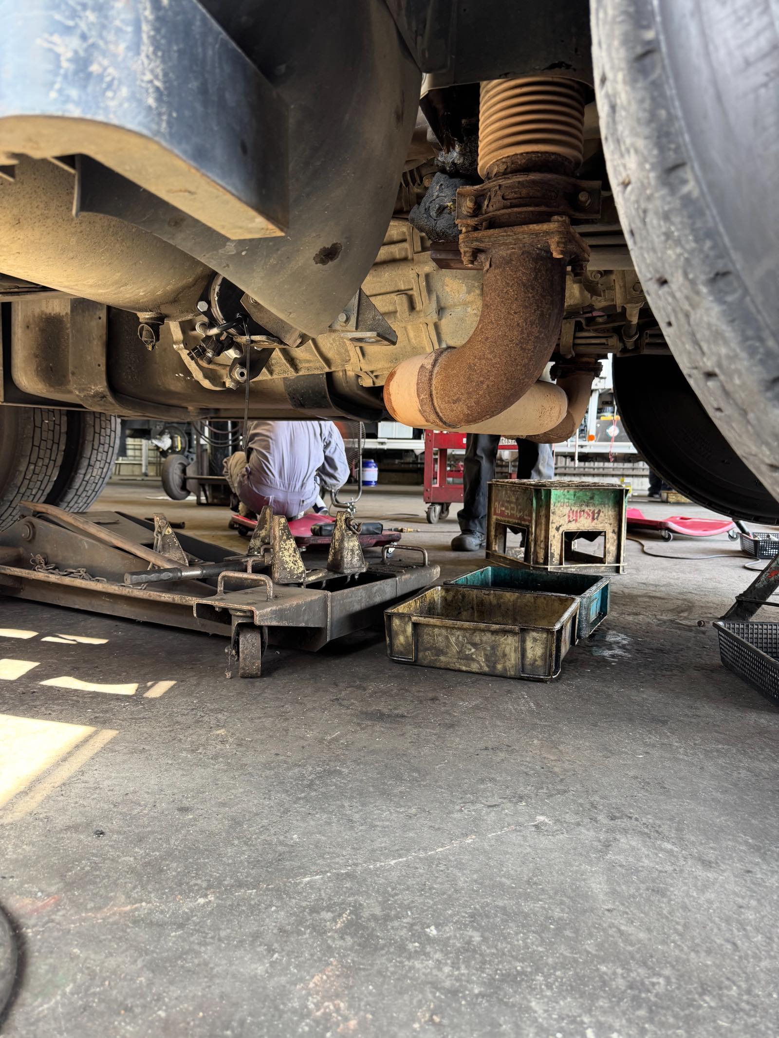 三菱FUSO_FV50クラッチ交換整備でミッションジャッキをセットするところ