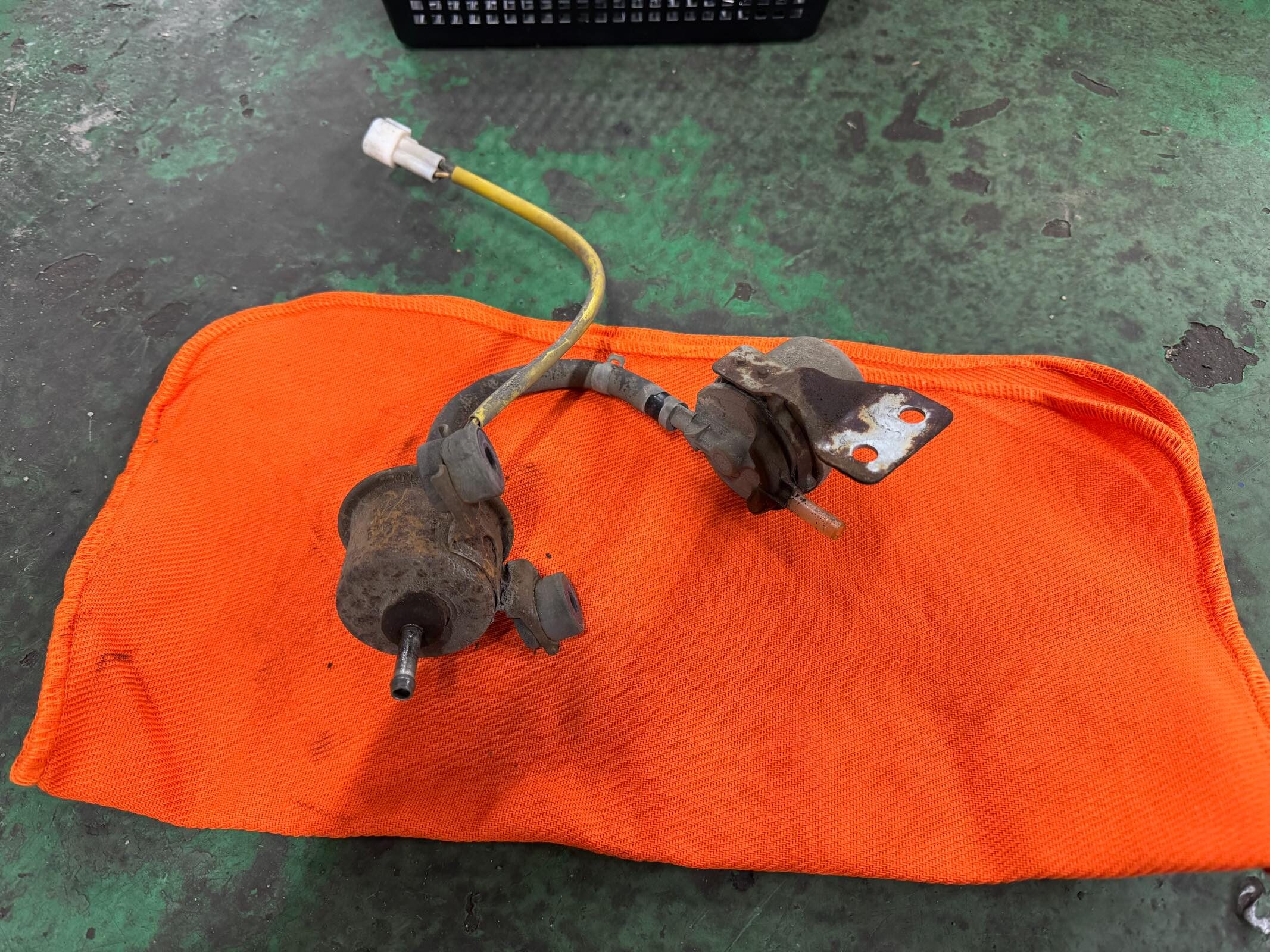 スバル・サンバーの燃料フィルターの取外し方