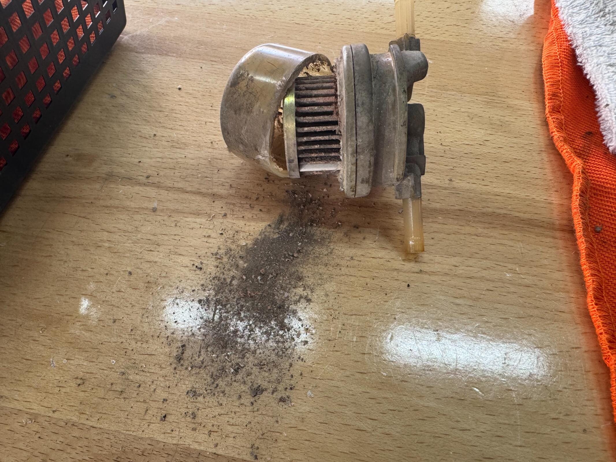 スバル・サンバーの燃料フィルターを分解