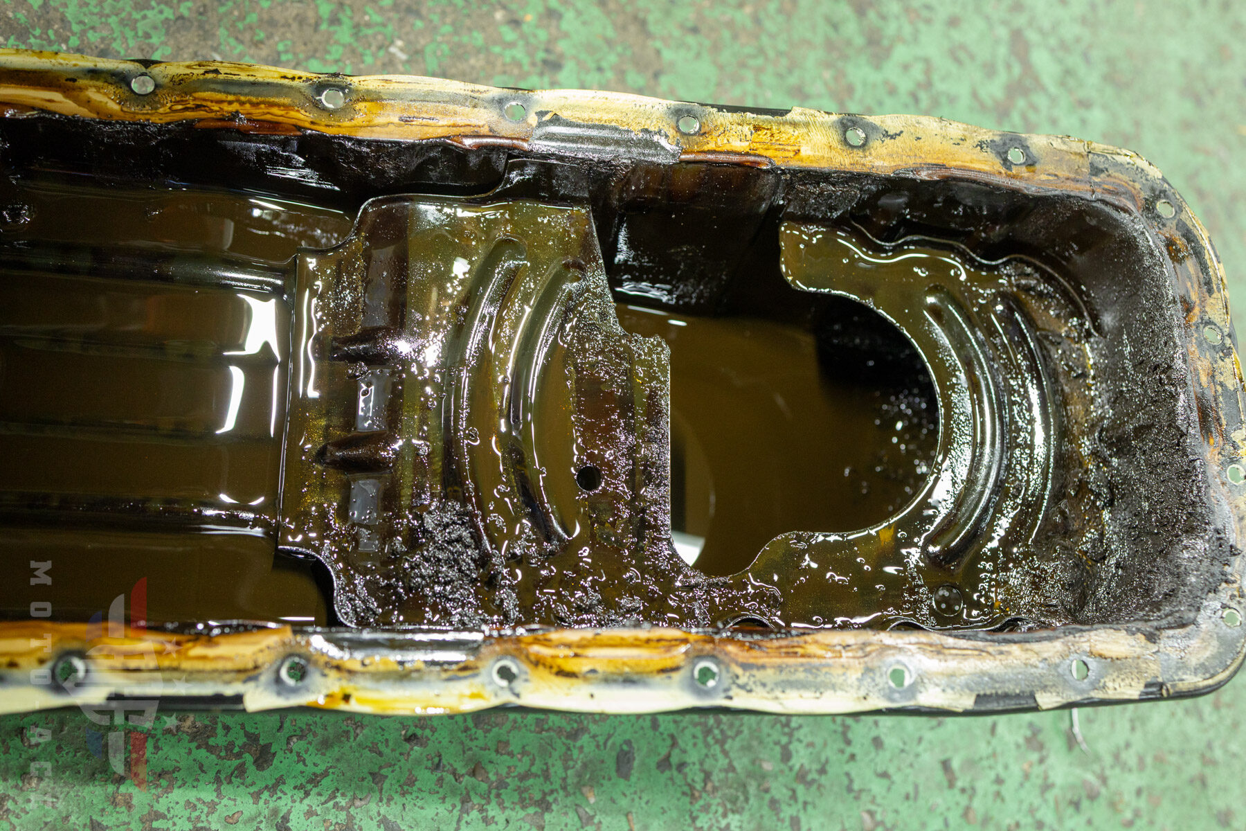 オイル交換しなかった場合のオイルパン内部のスラッジ堆積具合