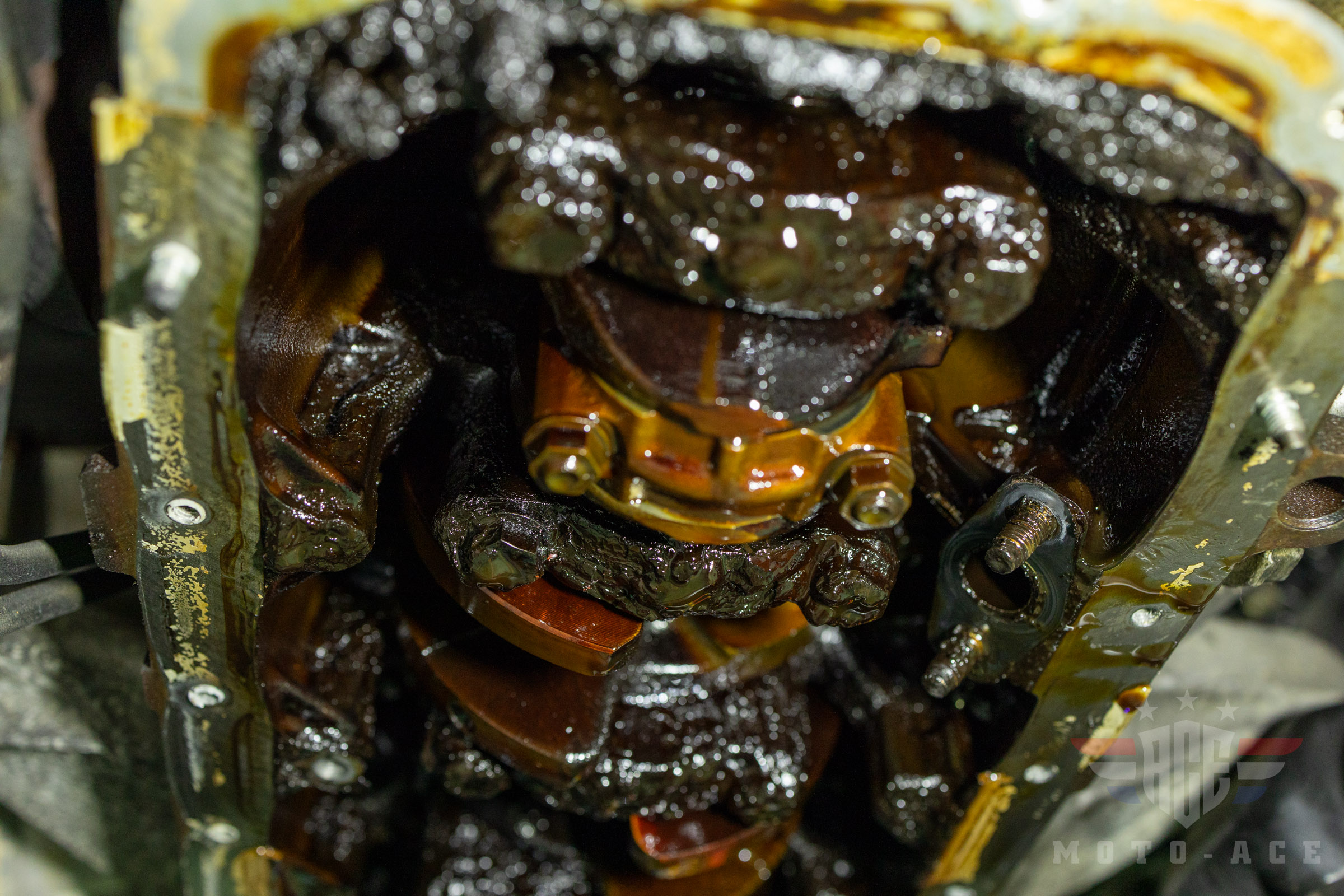 オイル交換をしないとエンジン内部はスラッジが大量に堆積する