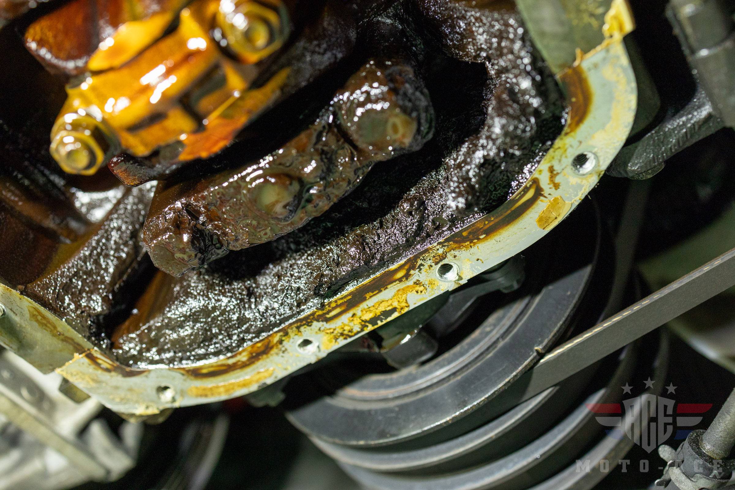 オイル交換しなかった場合のエンジンクランクケーススラッジ大量堆積具合