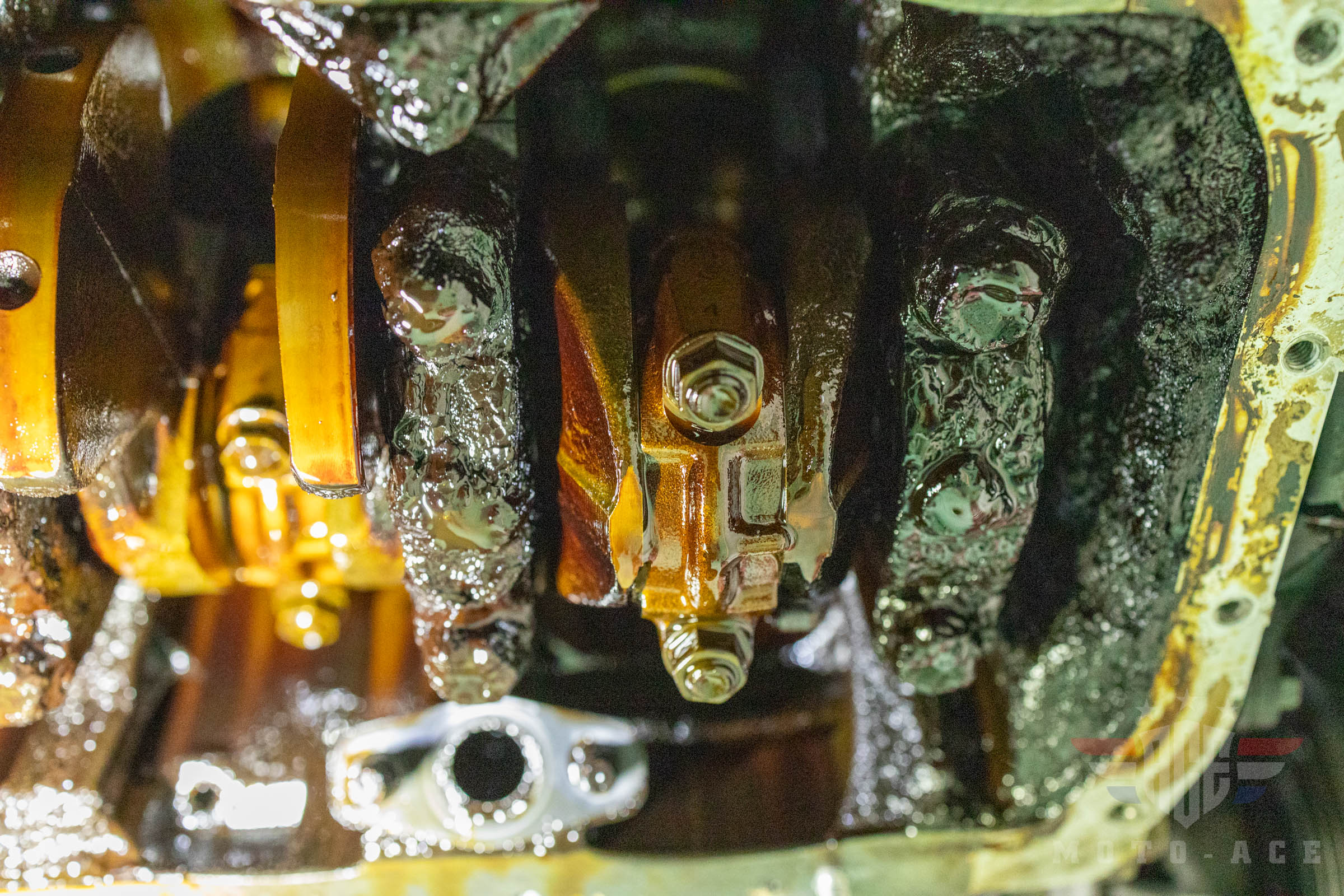 4年もオイル交換せずエンジン故障！スラッジが大量生成されすごい事に