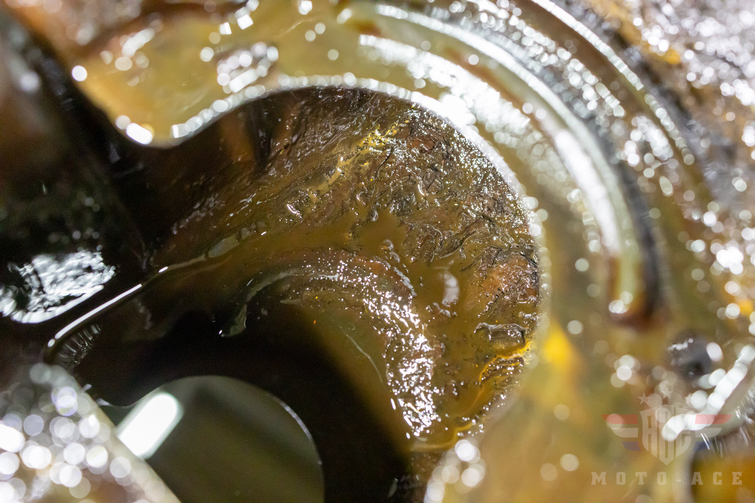 オイル交換しなかった場合のオイルパン内部のスラッジ堆積具合