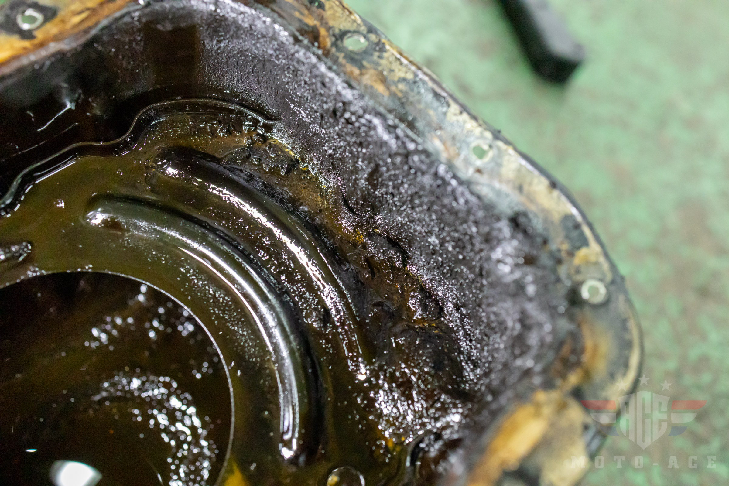 オイル交換しなかった場合のオイルパン内部のスラッジ堆積具合