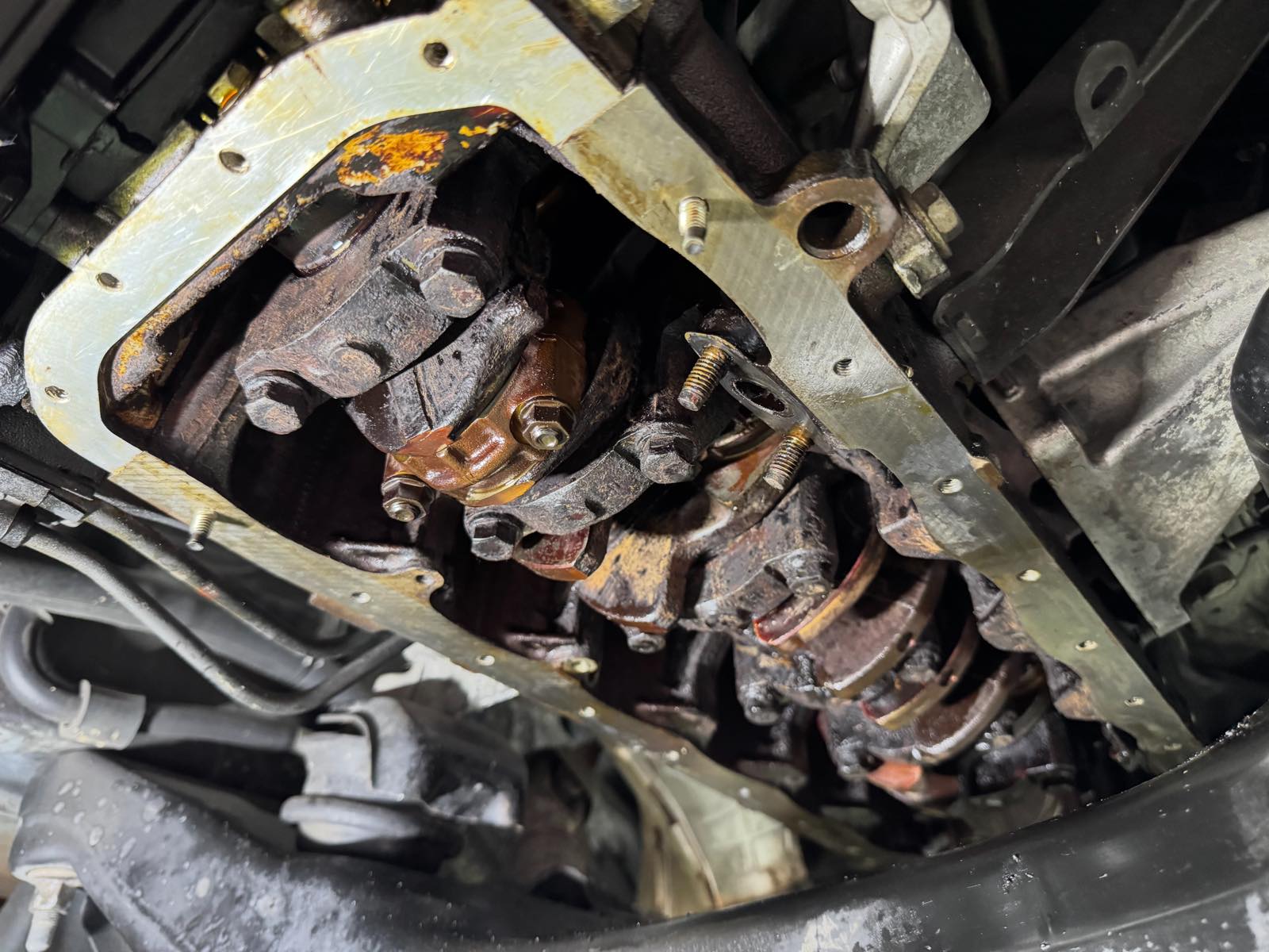 オイル交換しなかった場合のオイルパン内部のスラッジ堆積具合