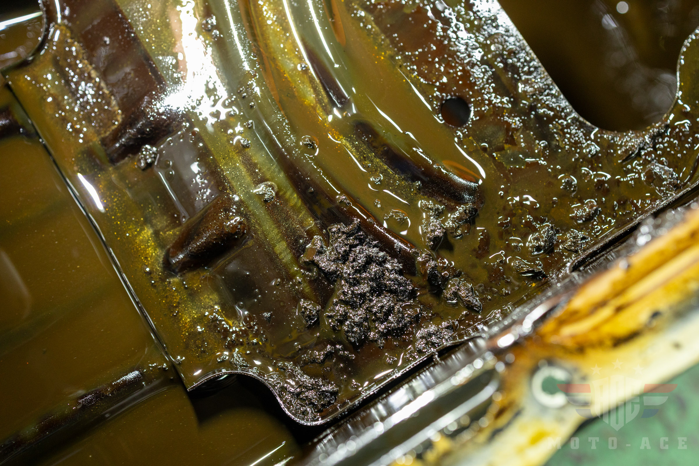 オイル交換しなかった場合のオイルパン内部のスラッジ堆積具合